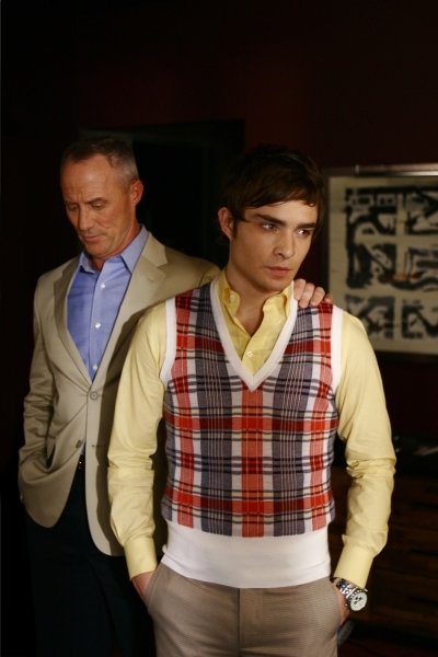 Robert John Burke در صحنه سریال تلویزیونی دختر شایعه ساز به همراه Ed Westwick