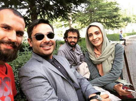 مینا ساداتی در پشت صحنه سریال تلویزیونی تنهایی لیلا به همراه سام قریبیان و بهروز شعیبی