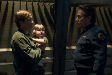 ادوارد جیمز آلموس در صحنه سریال تلویزیونی ناوبر فضایی گالاکتیک به همراه Bodie Olmos