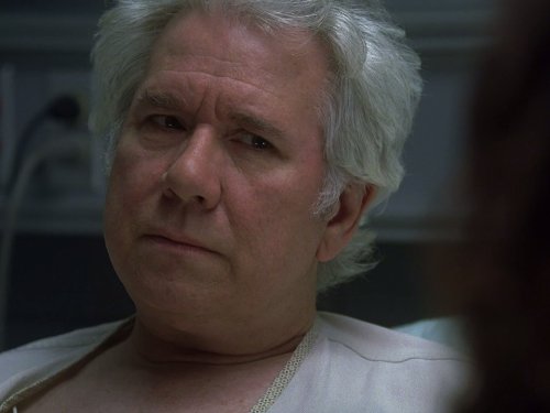 John Larroquette در صحنه سریال تلویزیونی دکتر هاوس