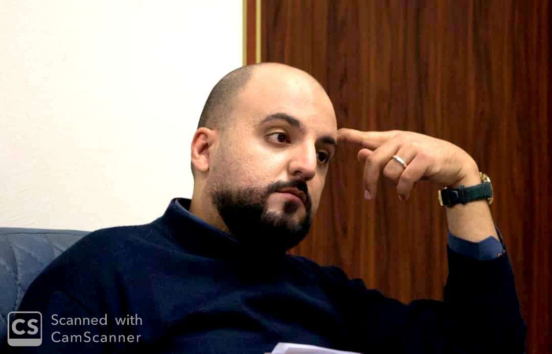 تصویری از سیدوحید نمازی، مجری سینما و تلویزیون در حال بازیگری سر صحنه یکی از آثارش