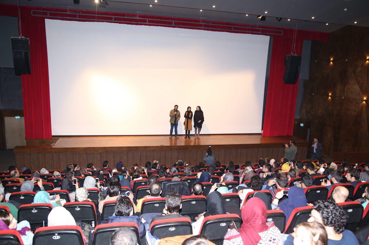 مصطفی کیایی در اکران افتتاحیه فیلم سینمایی چهارراه استانبول به همراه ماهور الوند و رعنا آزادی‌ور
