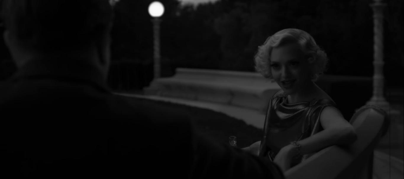 Amanda Seyfried در صحنه فیلم سینمایی منک به همراه گری الدمن