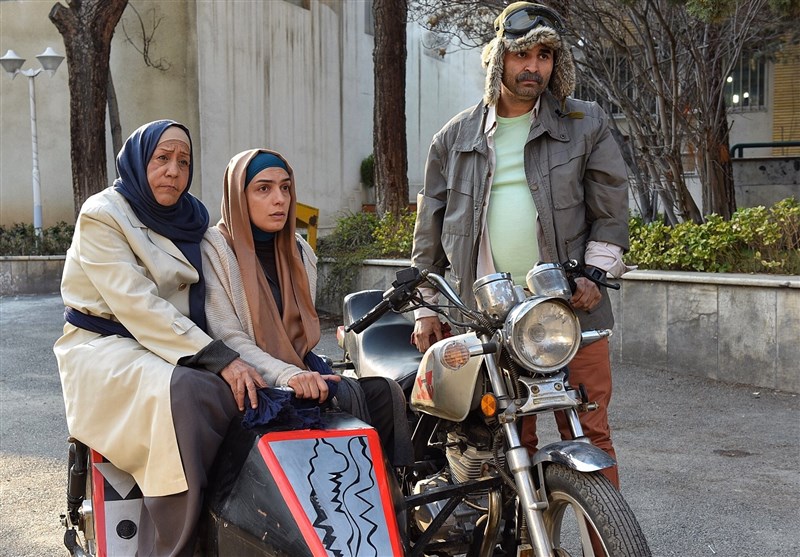 علی مسعودی در صحنه سریال تلویزیونی آرماندو به همراه شهربانو موسوی و الیکا عبدالرزاقی