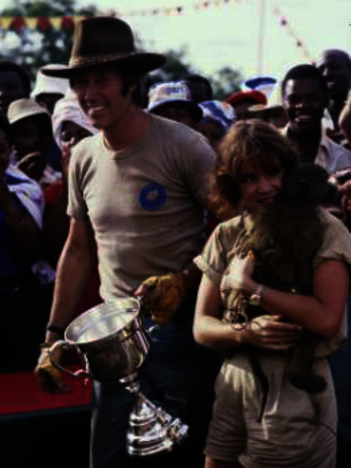 Stockard Channing در صحنه فیلم سینمایی Safari 3000 به همراه دیوید کارادین