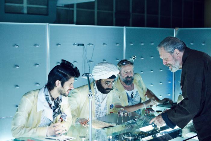 تری گیلیام در صحنه فیلم سینمایی قضیه صفر به همراه پتر استورماره، Sanjeev Bhaskar و بن ویشاو