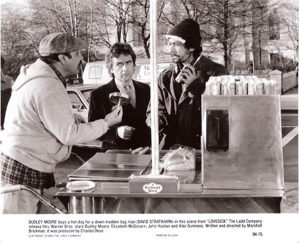 Dudley Moore در صحنه فیلم سینمایی Lovesick به همراه دیوید استراتایرن