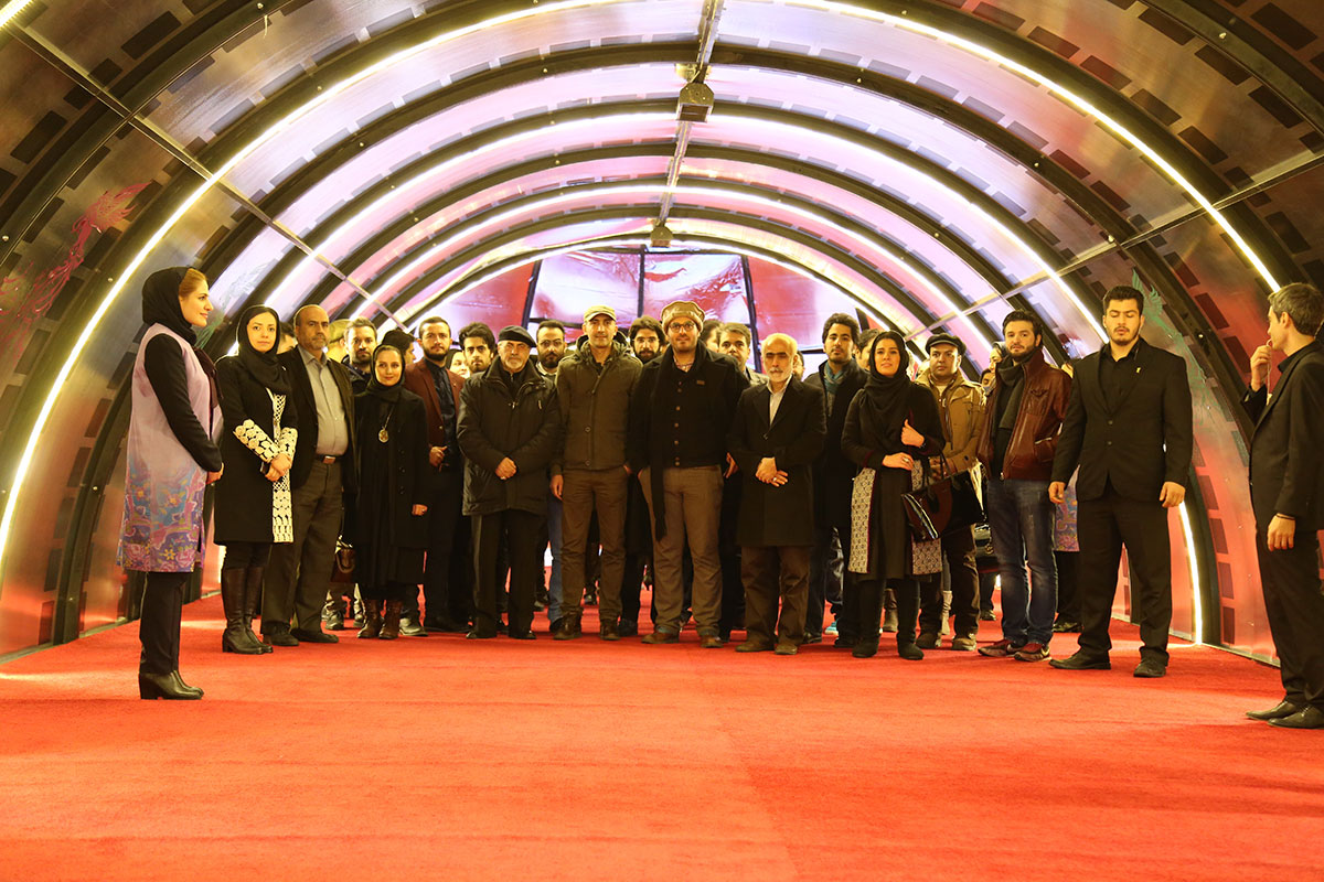 محمد احمدی در فرش قرمز فیلم سینمایی ایستاده در‌ غبار به همراه هادی حجازی‌فر، ابراهیم امینی، محمدحسین مهدویان و حبیب خزایی‌فر