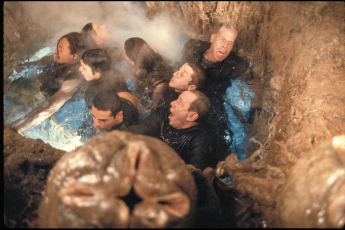 Leland Orser در صحنه فیلم سینمایی رستاخیز بیگانه به همراه J.E. Freeman، دومینیک پینان، وینونا رایدر، ران پرلمن، سیگورنی ویور، Gary Dourdan و Raymond Cruz