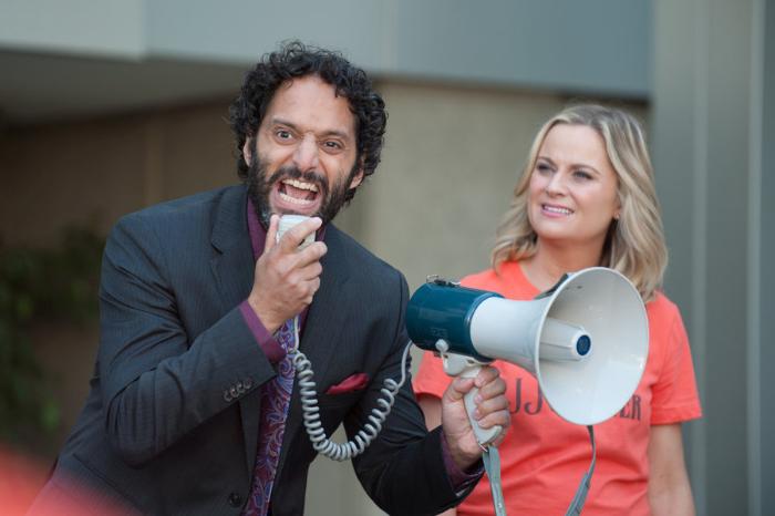 Jason Mantzoukas در صحنه سریال تلویزیونی پارک ها و تفریحات به همراه Amy Poehler