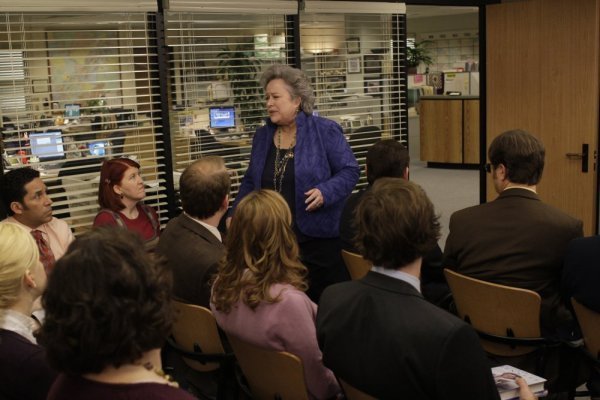 کتی بیتس در صحنه سریال تلویزیونی اداره به همراه اسکار نونز، Kate Flannery و رین ویلسون