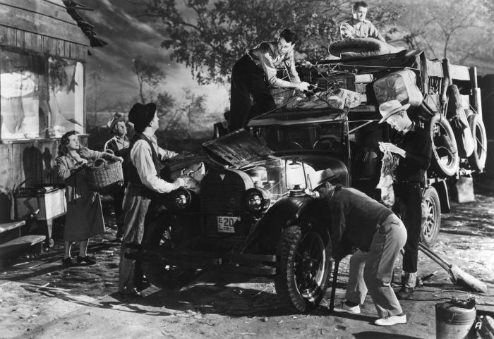 Russell Simpson در صحنه فیلم سینمایی خوشه های خشم به همراه O.Z. Whitehead، Dorris Bowdon، هنری فوندا، Frank Sully و Frank Darien