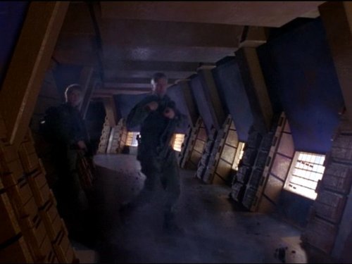 Richard Dean Anderson در صحنه سریال تلویزیونی دروازه ستارگان اس جی-۱ به همراه Amanda Tapping