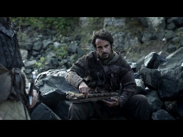 Emun Elliott در صحنه سریال تلویزیونی بازی تاج و تخت