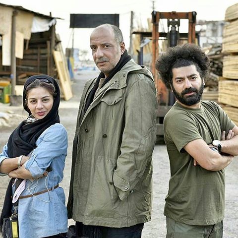 دیبا زاهدی در پشت صحنه فیلم سینمایی آزاد به قید شرط به همراه امیر جعفری و مجتبی پیرزاده