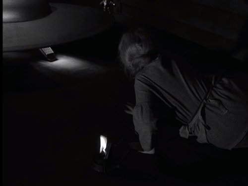 اگنس مورهد در صحنه سریال تلویزیونی منطقه نیمه روشن