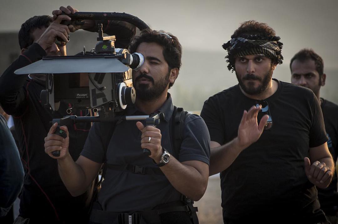 محمدحسین مهدویان در پشت صحنه فیلم سینمایی ایستاده در‌ غبار