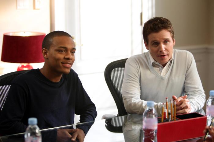 Shad Moss در صحنه سریال تلویزیونی همراهان به همراه Kevin Connolly