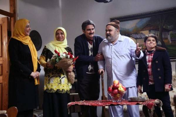 اکبر عبدی در صحنه سریال تلویزیونی شش قهرمان و نصفی به همراه بیژن بنفشه‌خواه و ساناز سماواتی