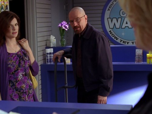 Betsy Brandt در صحنه سریال تلویزیونی برکینگ بد به همراه برایان کرانستون