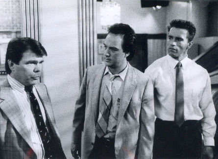جیم بلوشی در صحنه فیلم سینمایی التهاب سرخ به همراه آرنولد شوارتزنگر و Jason Ronard