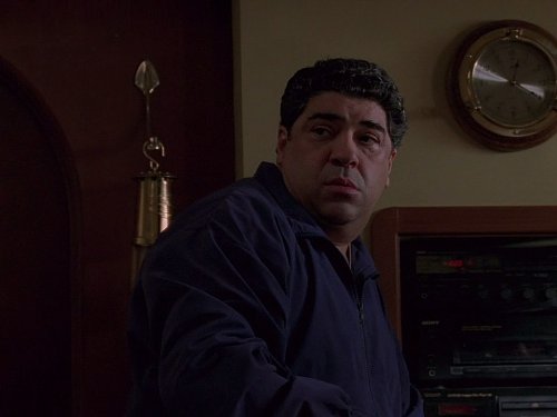 Vincent Curatola در صحنه سریال تلویزیونی سوپرانوز به همراه Vincent Pastore، Edie Falco و James Gandolfini