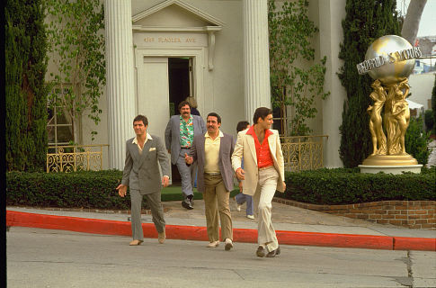 مایکل پی موران در صحنه فیلم سینمایی صورت زخمی به همراه انجل سالازار، آرنالدو سانتانا، آل پاچینو و استیون باوئر