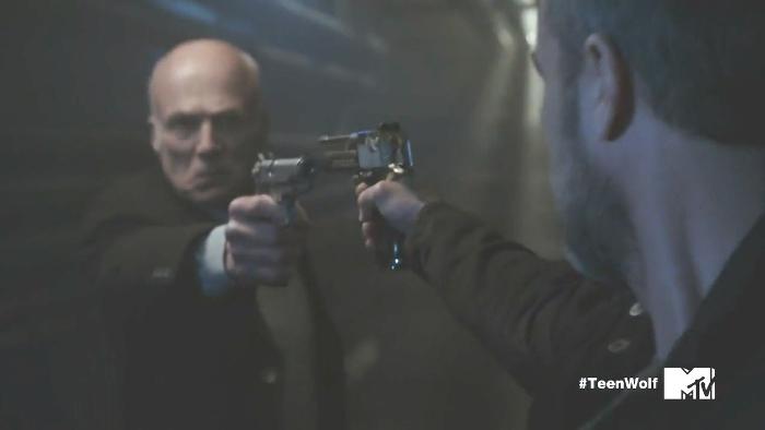 JR Bourne در صحنه سریال تلویزیونی گرگ نوجوان به همراه Michael Hogan