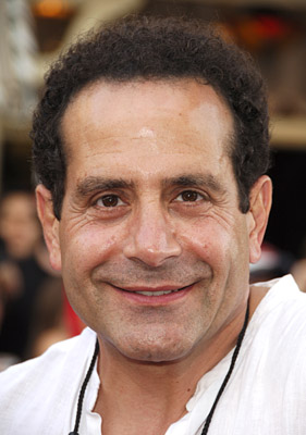 Tony Shalhoub در صحنه فیلم سینمایی دزدان دریایی کارائیب: صندوق مرد مرده