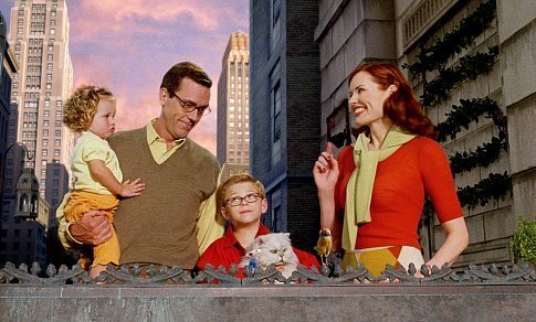 Jonathan Lipnicki در صحنه فیلم سینمایی Stuart Little 2 به همراه Geena Davis و Hugh Laurie