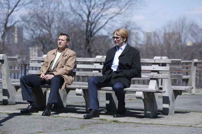 Victor Slezak در صحنه سریال تلویزیونی آمریکایی  ها به همراه Matthew Rhys