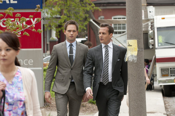 Patrick J. Adams در صحنه سریال تلویزیونی کت پوشها به همراه Gabriel Macht