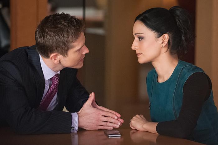 Archie Panjabi در صحنه سریال تلویزیونی همسر خوب به همراه Matt Czuchry