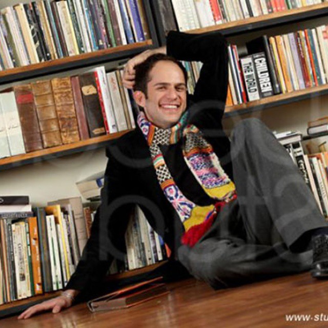 تصویری از بابک حمیدیان، بازیگر و تهیه کننده سینما و تلویزیون در حال بازیگری سر صحنه یکی از آثارش