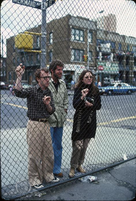 تونی رابرتس در صحنه فیلم سینمایی آنی هال به همراه وودی آلن و دایان کیتن