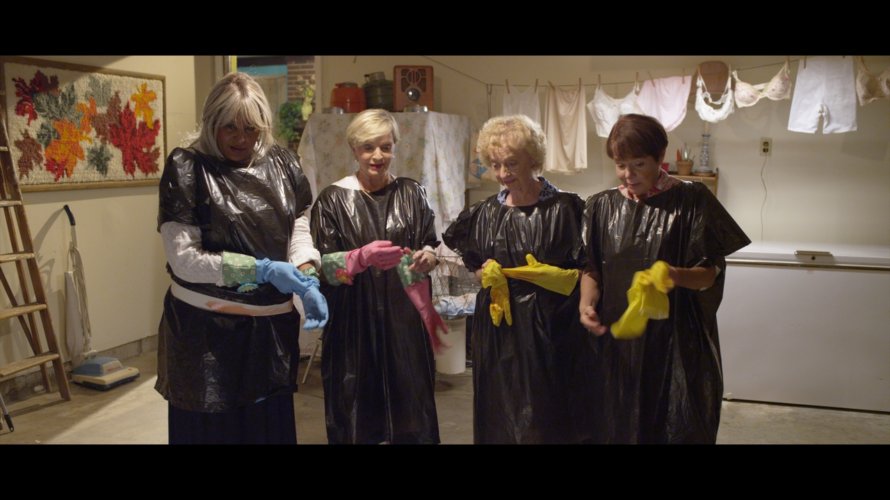 پم گریر در صحنه فیلم سینمایی Bad Grandmas به همراه Susie Wall، Sally Eaton و Florence Henderson