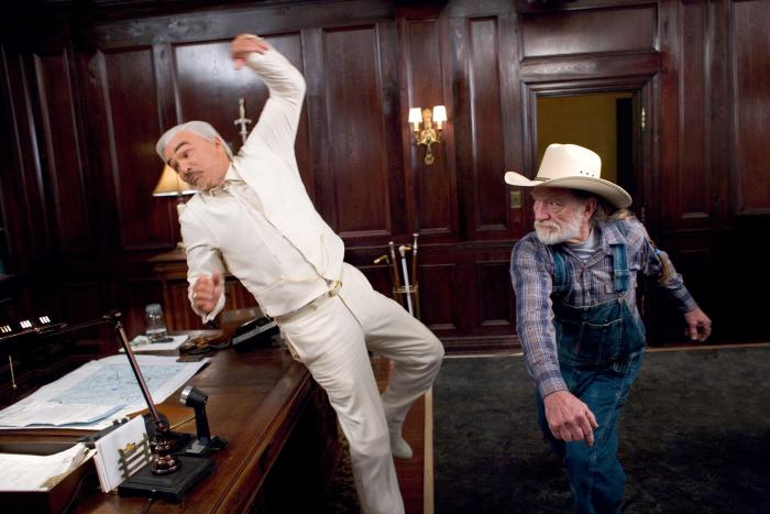 Willie Nelson در صحنه فیلم سینمایی دوک های هازارد به همراه برت رینولدز