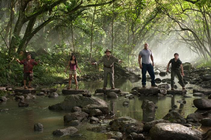 لوئیس گازمن در صحنه فیلم سینمایی سفر ۲: جزیره اسرارآمیز به همراه مایکل کین، Vanessa Hudgens، Josh Hutcherson و دواین جانسون
