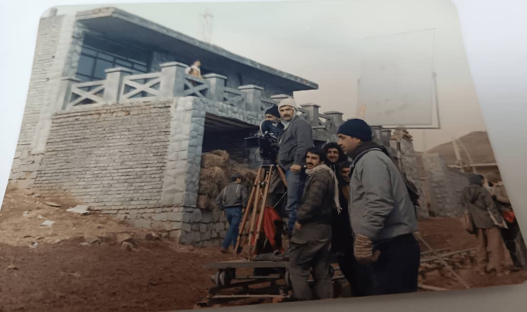تصویری از صفر عبدلی، گروه فیلمبرداری و دستیار دوم فیلمبردار سینما و تلویزیون در پشت صحنه یکی از آثارش