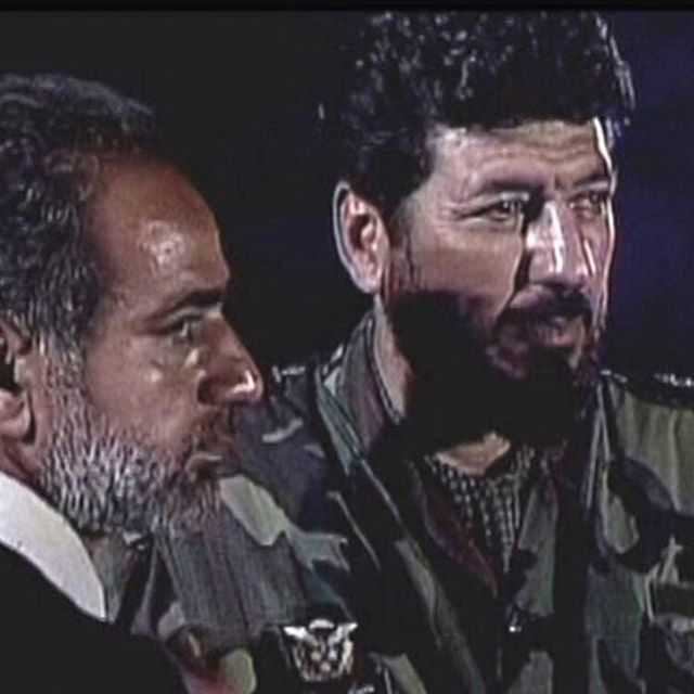 تصویری از پرویز پرستویی، بازیگر و تهیه کننده سینما و تلویزیون در حال بازیگری سر صحنه یکی از آثارش