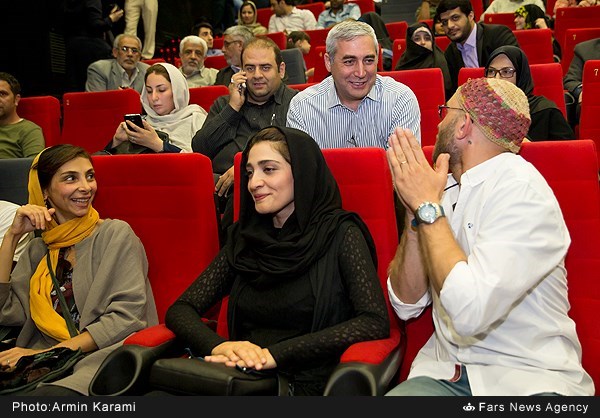 مینا ساداتی در اکران افتتاحیه فیلم سینمایی ایستاده در‌ غبار به همراه ابراهیم حاتمی‌کیا