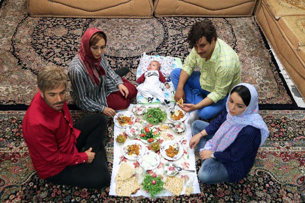 محمدرضا گلزار در صحنه فیلم تلویزیونی آینه بغل به همراه یکتا ناصر، نازنین بیاتی و جواد عزتی