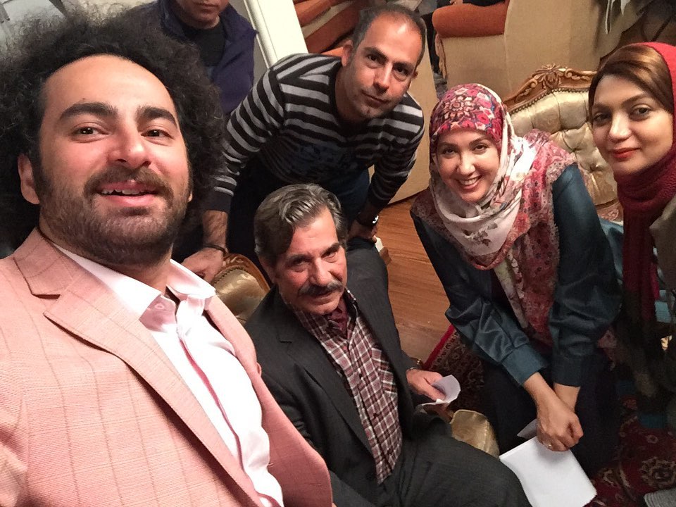 تصویری از عزت‌الله مهرآوران، بازیگر و نویسنده سینما و تلویزیون در پشت صحنه یکی از آثارش به همراه سیدهومن شاهی