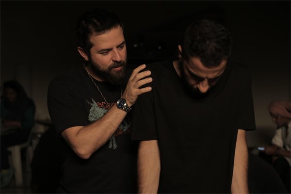 هومن سیدی در پشت صحنه فیلم سینمایی خشم و هیاهو به همراه نوید محمدزاده