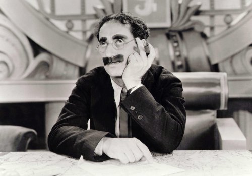 Groucho Marx در صحنه سریال تلویزیونی سوپ اردک