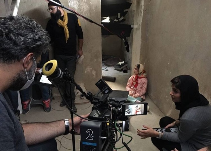 تصویری از آیلی احمدی، بازیگر سینما و تلویزیون در حال بازیگری سر صحنه یکی از آثارش