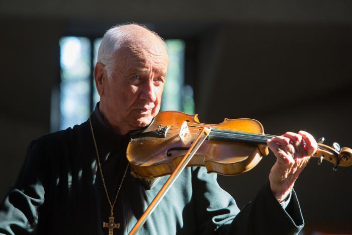 آرمین مولر-اشتال در صحنه فیلم سینمایی شوالیه جام ها