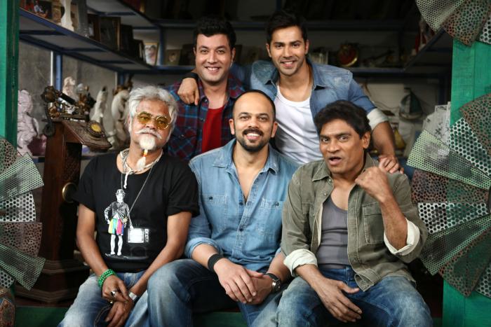 Sanjay Mishra در صحنه فیلم سینمایی Dilwale به همراه Rohit Shetty، وارون دهاوان، Varun Sharma و Johnny Lever
