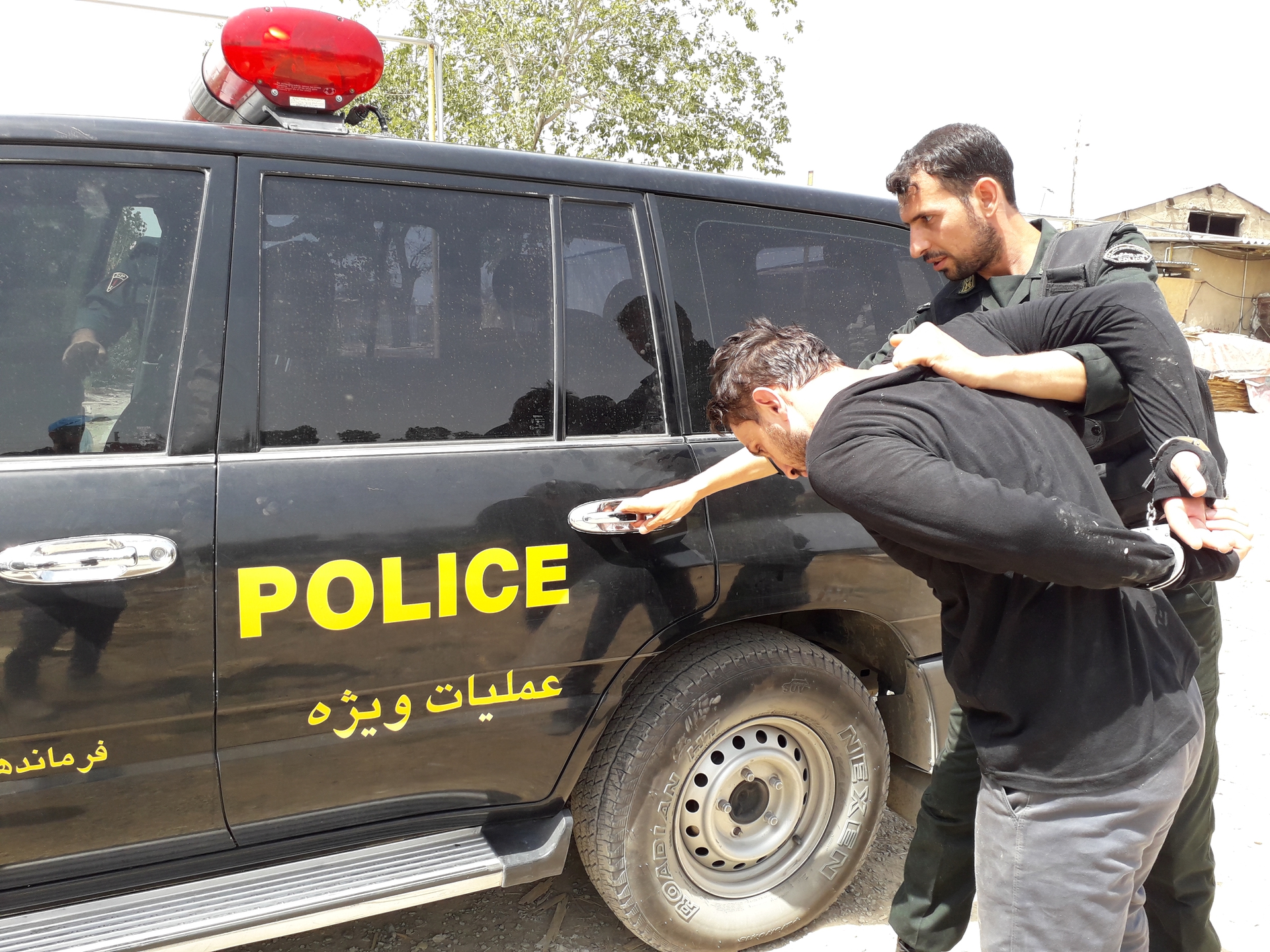 تصویری از آرام نباتی، دستیار جلوه‌های ویژه میدانی سینما و تلویزیون در حال بازیگری سر صحنه یکی از آثارش