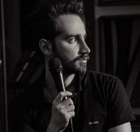 تصویری از سامان جلیلی، آهنگ ساز و خواننده تیتراژ سینما و تلویزیون در حال بازیگری سر صحنه یکی از آثارش